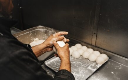 Bäcker formt Teigrohlinge