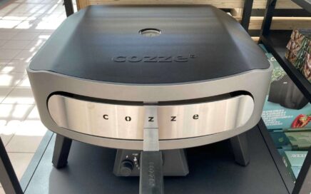 Cozze Basic Gas-Pizzaofen - Das Bild zeigt den neuen Outdoor-Pizzaofen von Millarco auf einem Stahltisch.