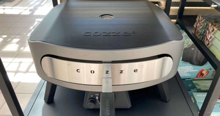 Cozze Basic Gas-Pizzaofen - Das Bild zeigt den neuen Outdoor-Pizzaofen von Millarco auf einem Stahltisch.
